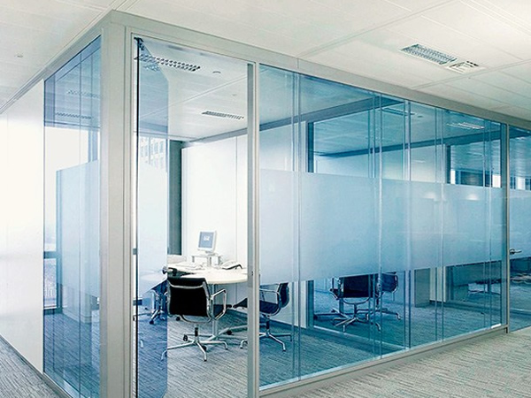 Frameless office glass partition in Dubai with a modern minimalist design
