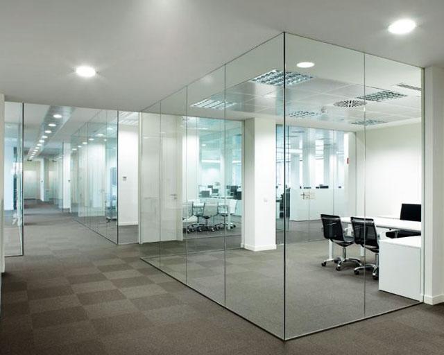 Frameless Glass Partitions in UAE for Modern Offices